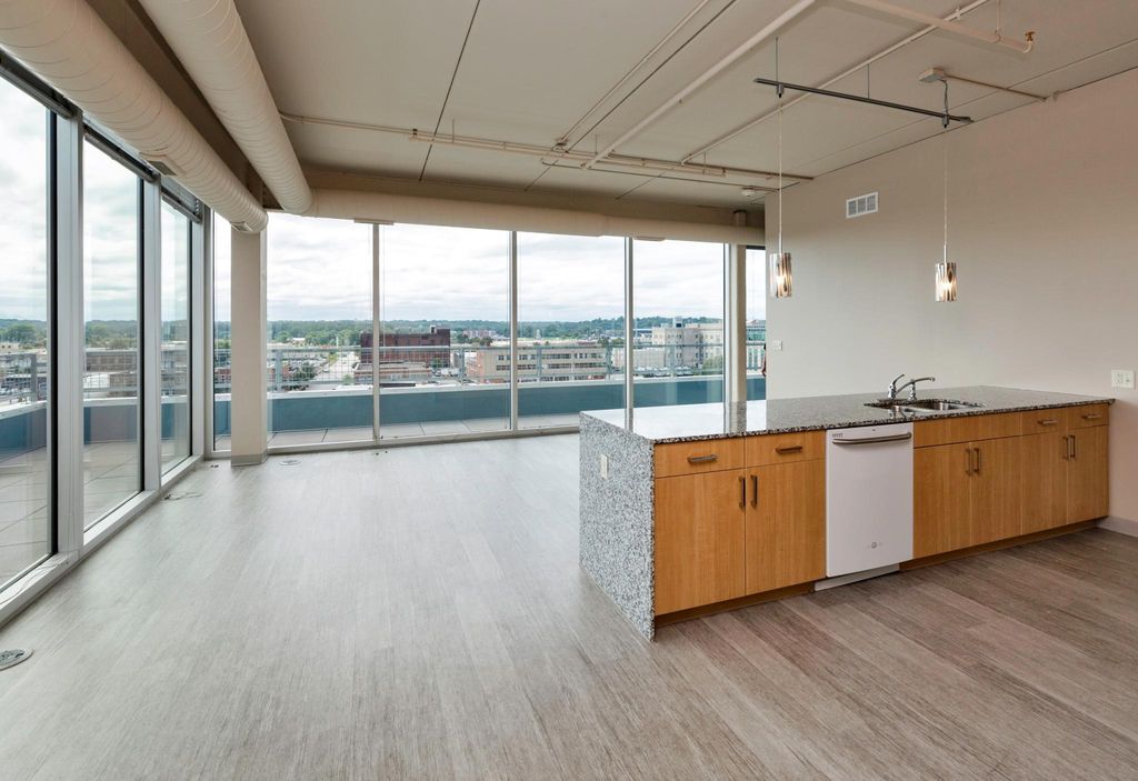240 E Walnut St, Des Moines, IA 50309