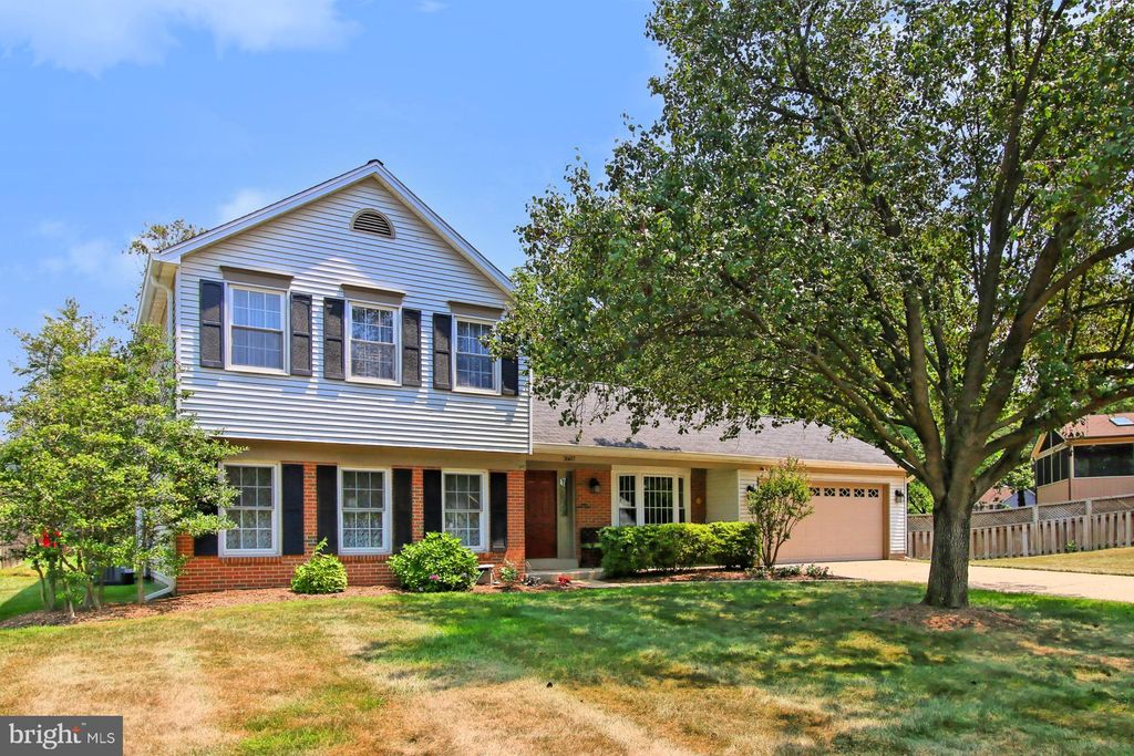 2607 John Milton Ct, Herndon, VA 20171