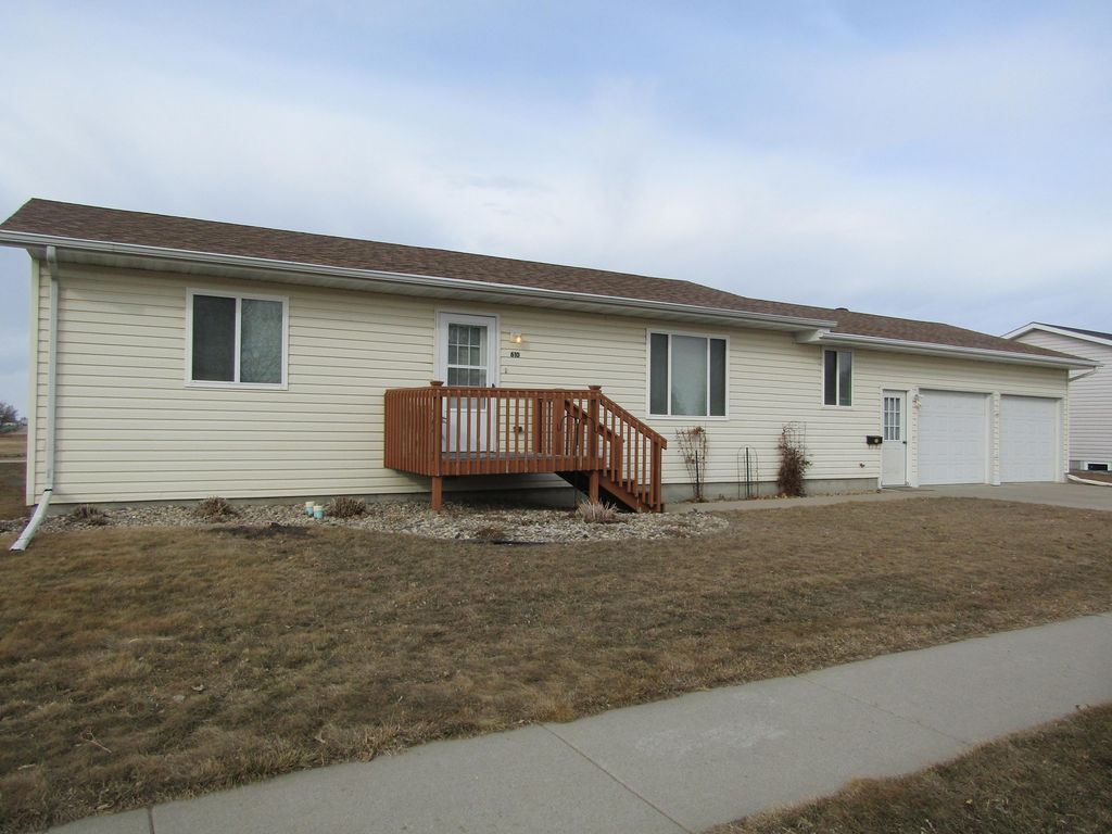 610 13th Ave SW, Aberdeen, SD 57401