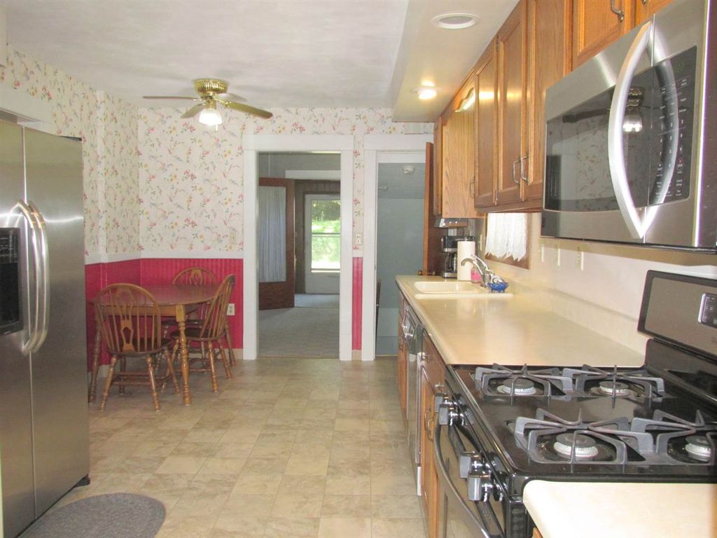 1102 25th St, Moline, IL - 3 Bed, 1 Bath Single-Family Home - 23 Photos