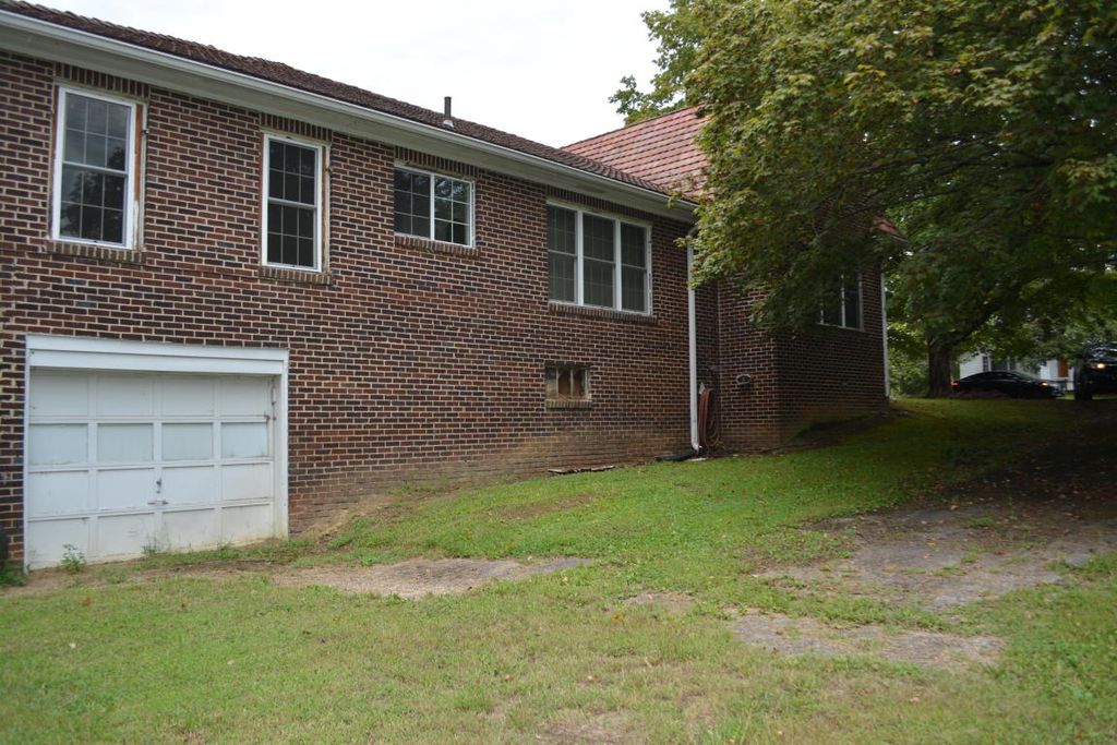 3655 Douglas Dam Rd, Kodak, TN 3 Bed, 2 Bath SingleFamily Home 4