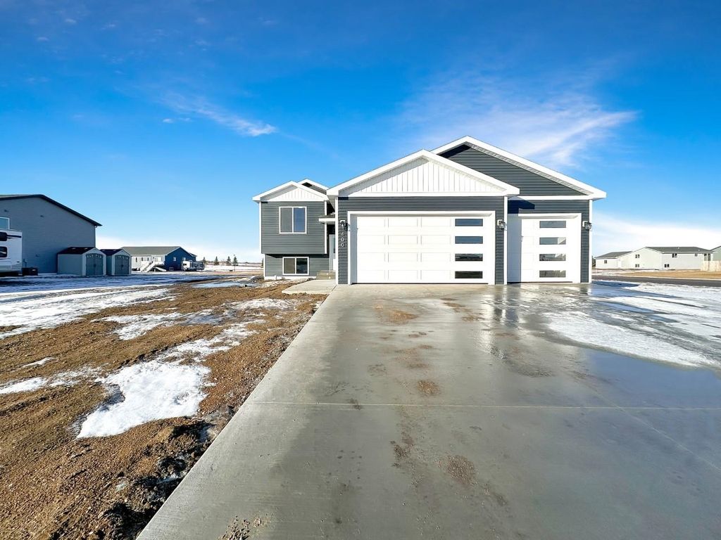 312 7th Ave SW, Surrey, ND 58785