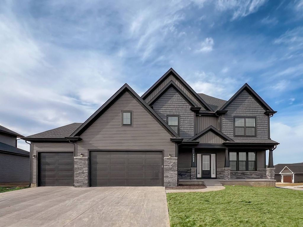 22 S  5th St, Eldridge, IA 52748