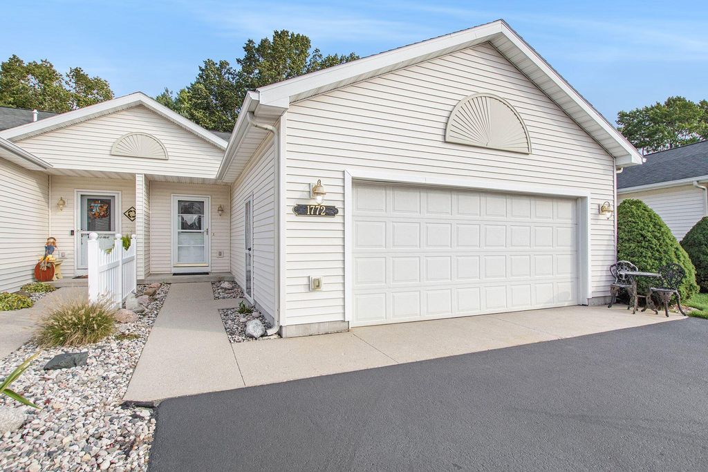 1772 Pine Ridge Dr, Manistee, MI 49660