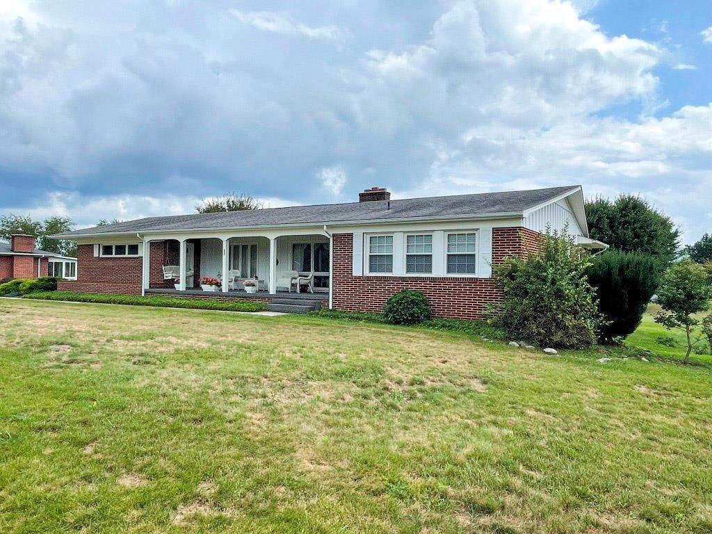 635 Country Club Dr, Wytheville, VA 24382