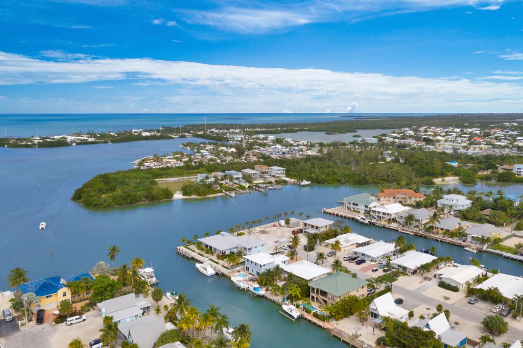 511 4th St, Key Colony Beach, FL 33051