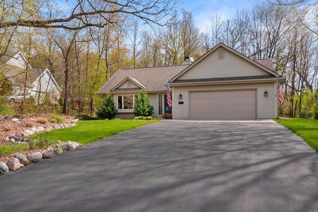W241N7522 North Woodsview DRIVE, Sussex, WI 53089