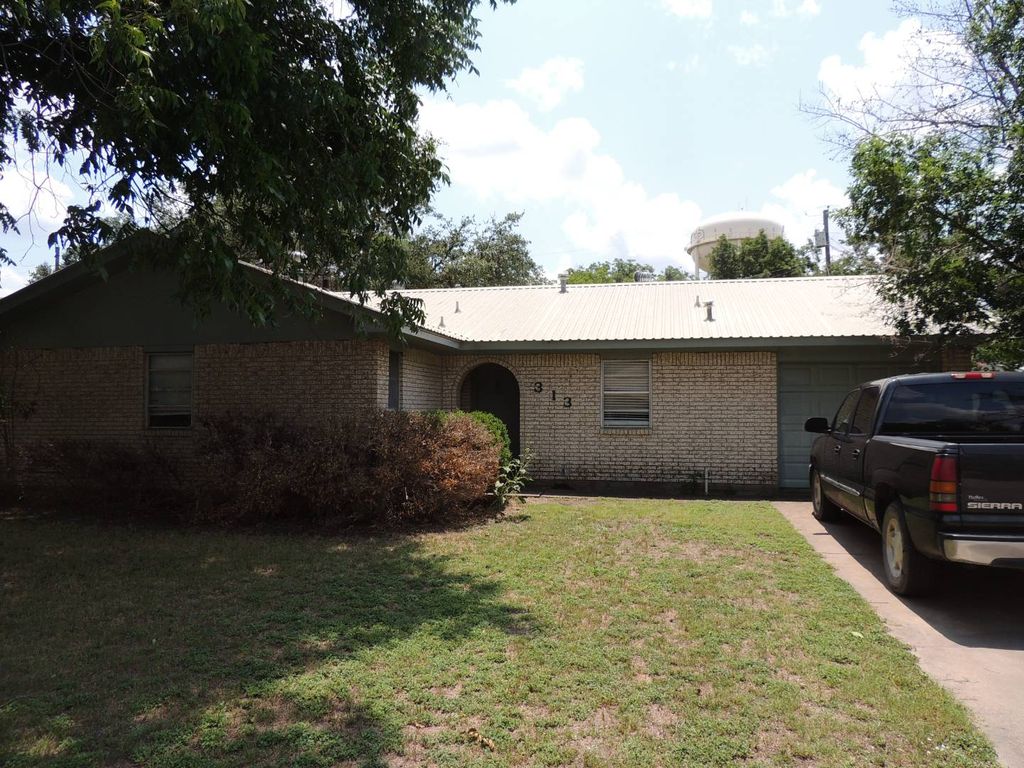 313 Otte St, Brady, TX 76825