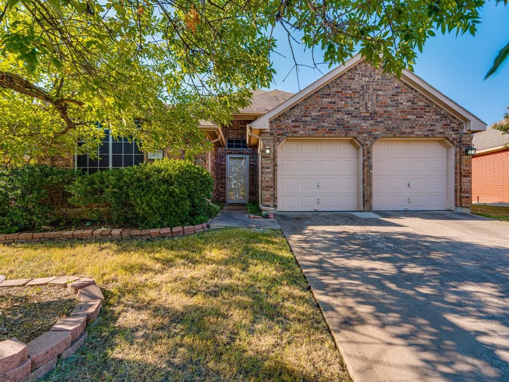402 E Lynn Creek Dr, Arlington, TX 76002