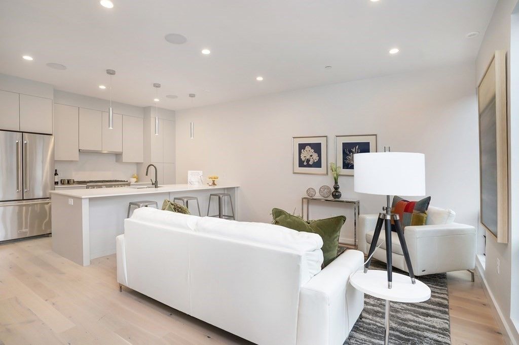 340 W 2nd St #16B, Boston, MA 02127