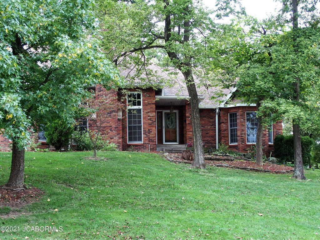 2004 Whitney Woods Dr, Jefferson City, MO 65101