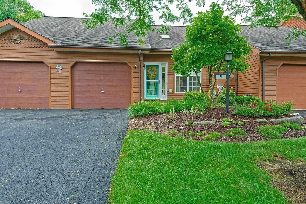 9 Tracey Ct, Troy, NY 12180