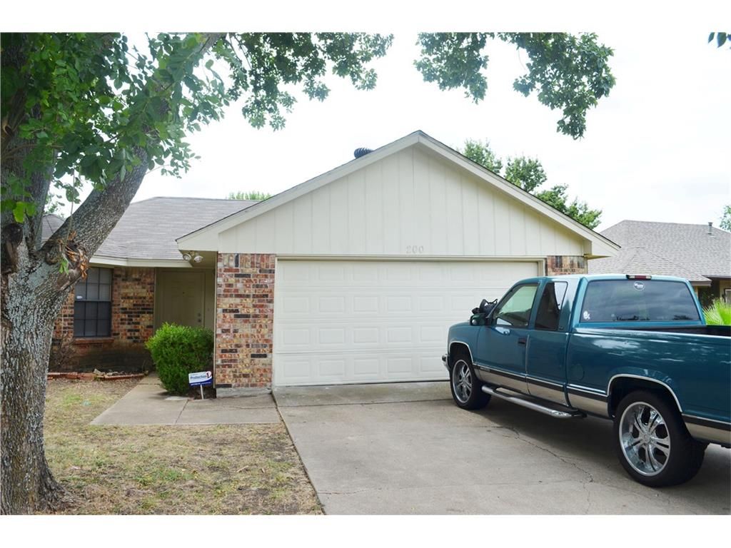 200 Mesa Moor Dr, Glenn Heights, TX 75154