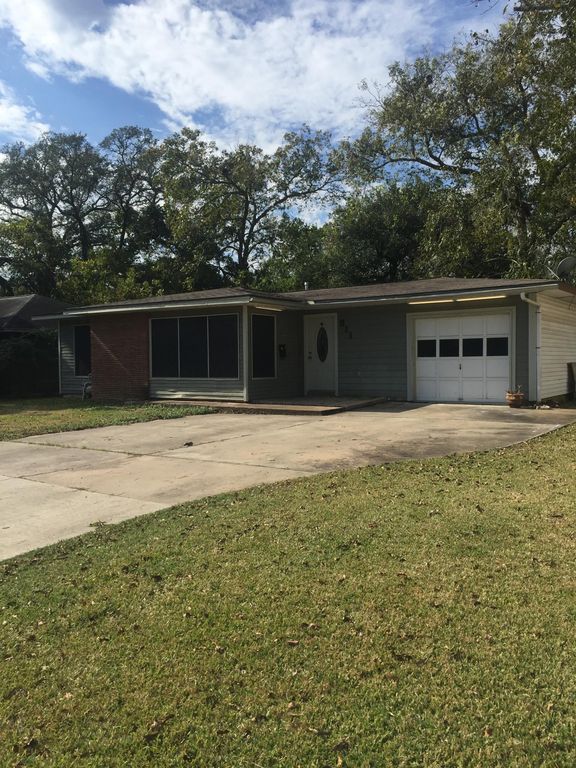 311 Caladium St, Lake Jackson, TX 77566