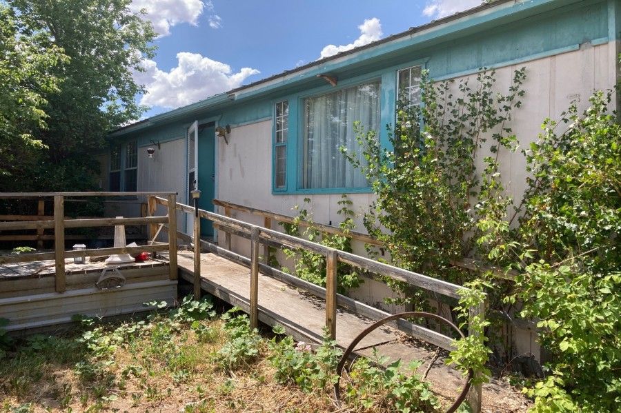 609 W Rochester Ave, Saratoga, WY 82331