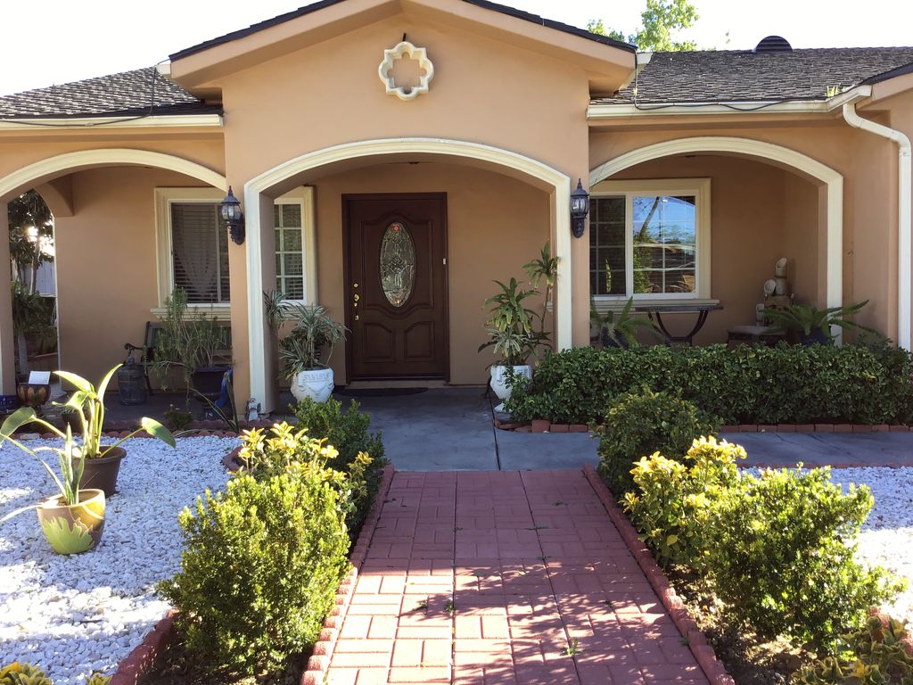 16360 Bryant St, North Hills, CA 91343