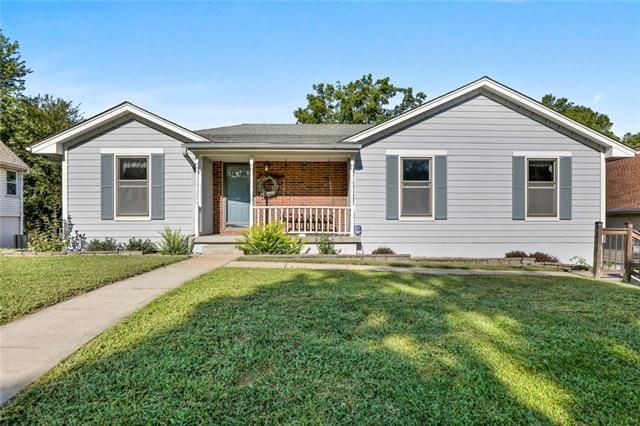 905 NW Delwood Dr, Blue Springs, MO 64015