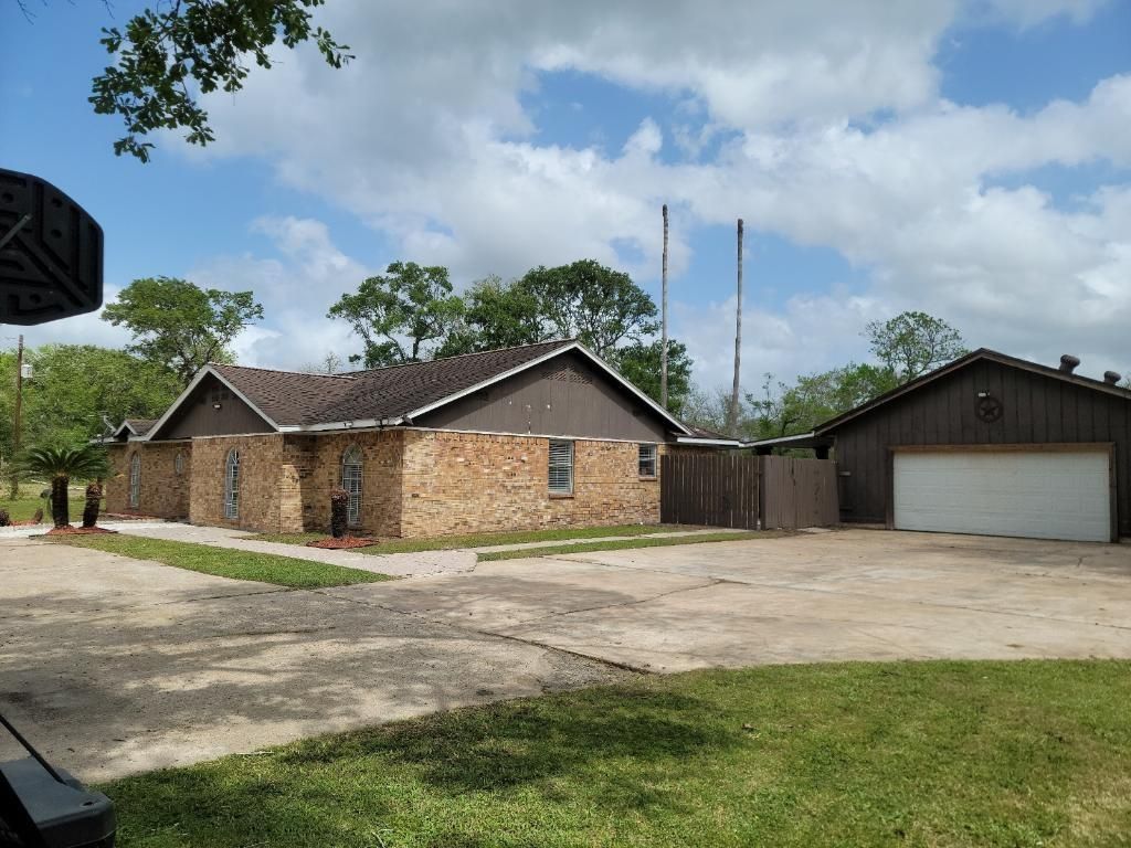 4183 County Road 571, West Columbia, TX 77486
