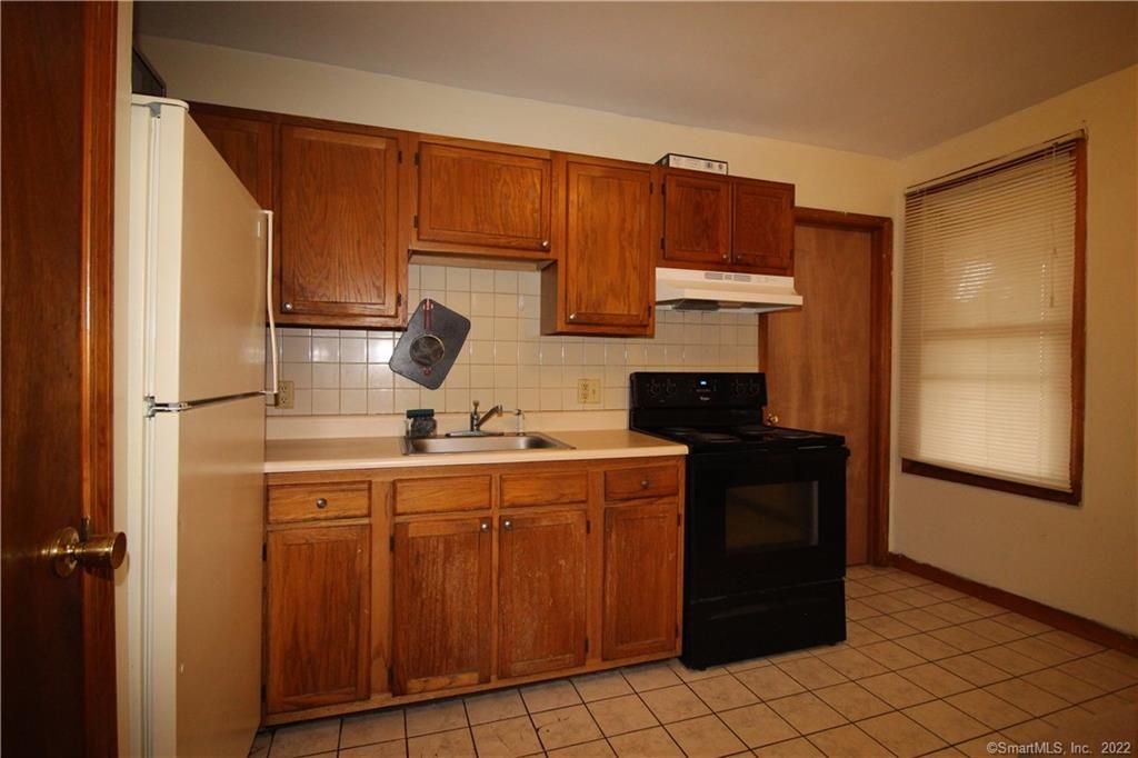 9-11 Wallace St, Shelton, CT 06484