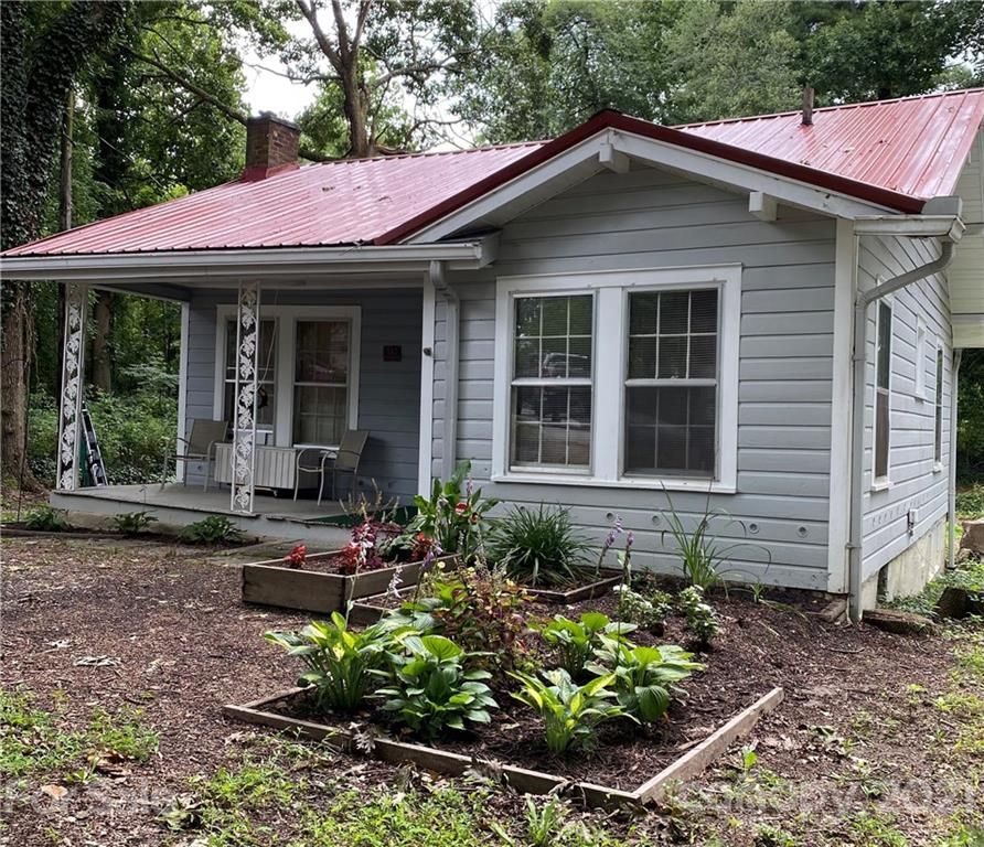 136 Half Circle Ln, Hendersonville, NC 28791