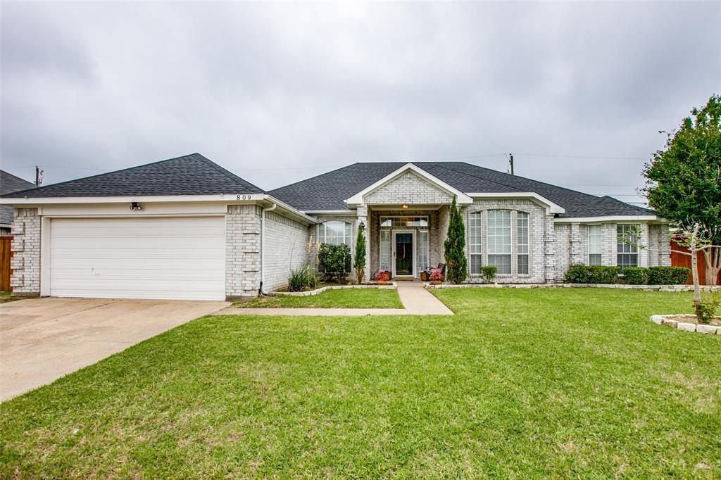 809 Steadman Dr, Cedar Hill, TX 75104