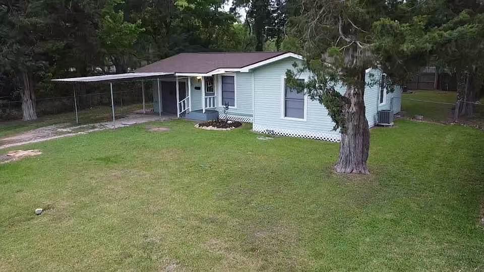 701 Akers St, Angleton, TX 77515