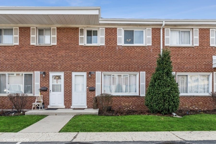 1058 N Boxwood Dr #A, Mount Prospect, IL 60056