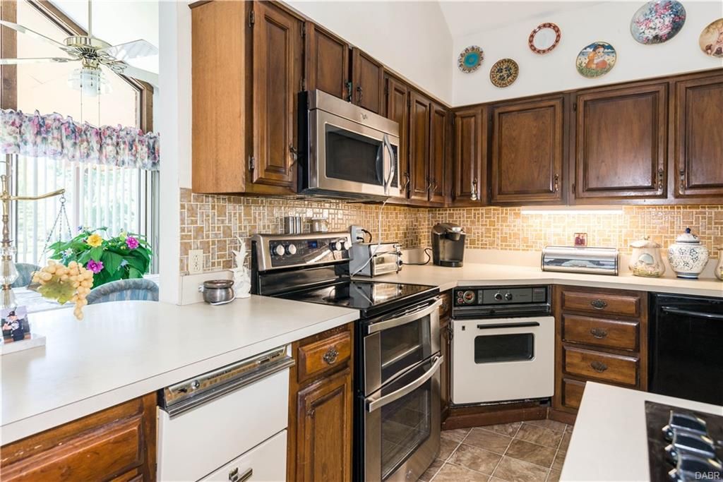 4540 Fairlawn Ct, Englewood, OH 5 Bed, 6 Bath SingleFamily Home 71