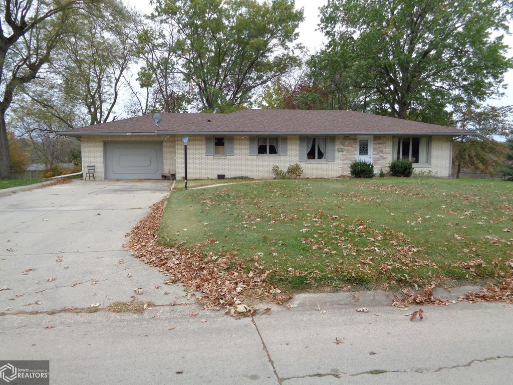 614 W  Wall St, Centerville, IA 52544