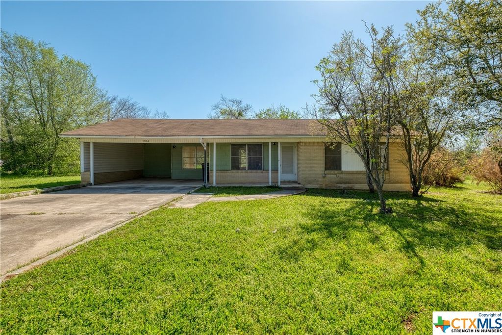 304 Park Ave, Luling, TX 78648