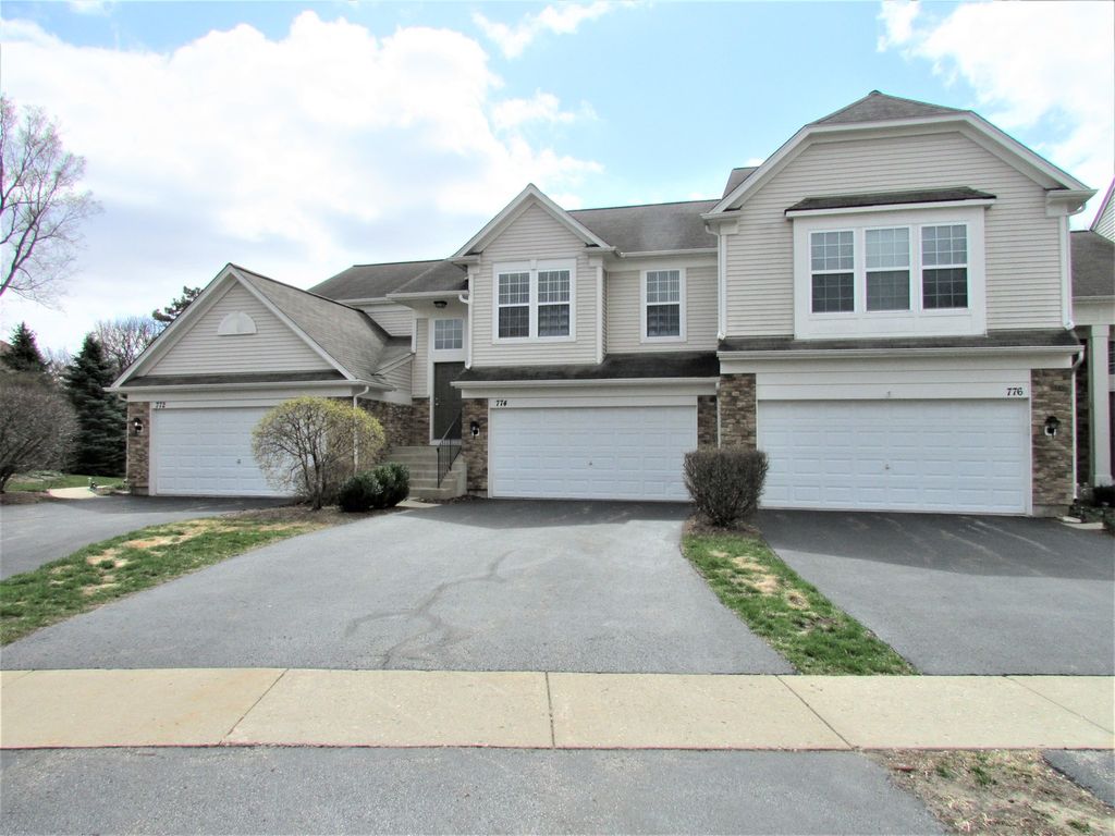 774 Pointe Dr, Crystal Lake, IL 60014
