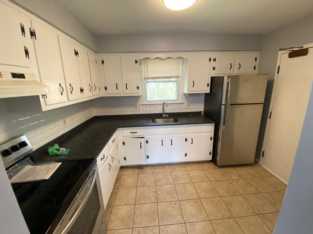 44 Briarwood Ln, Branford, CT 06405