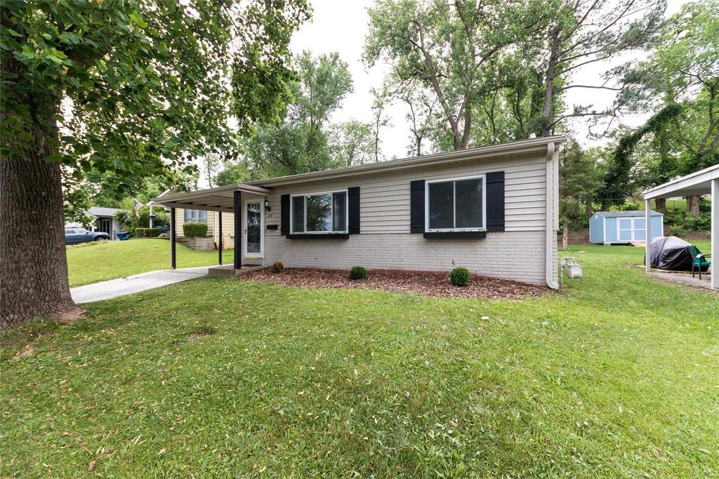 220 Ballwin Ave, Ballwin, MO 63021