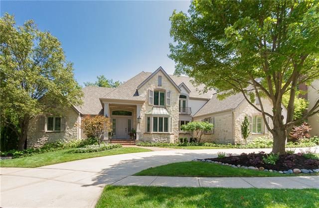 8209 Juniper Ln, Prairie Village, KS 66208