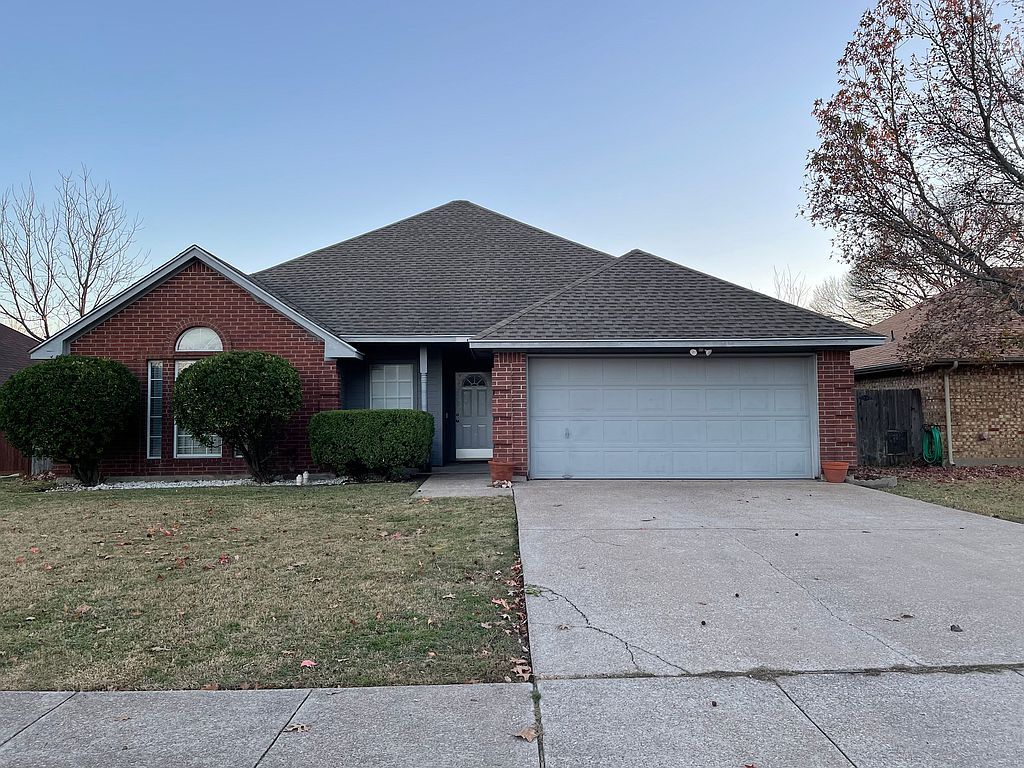 2553 Augusta Ln, Grand Prairie, TX 75052