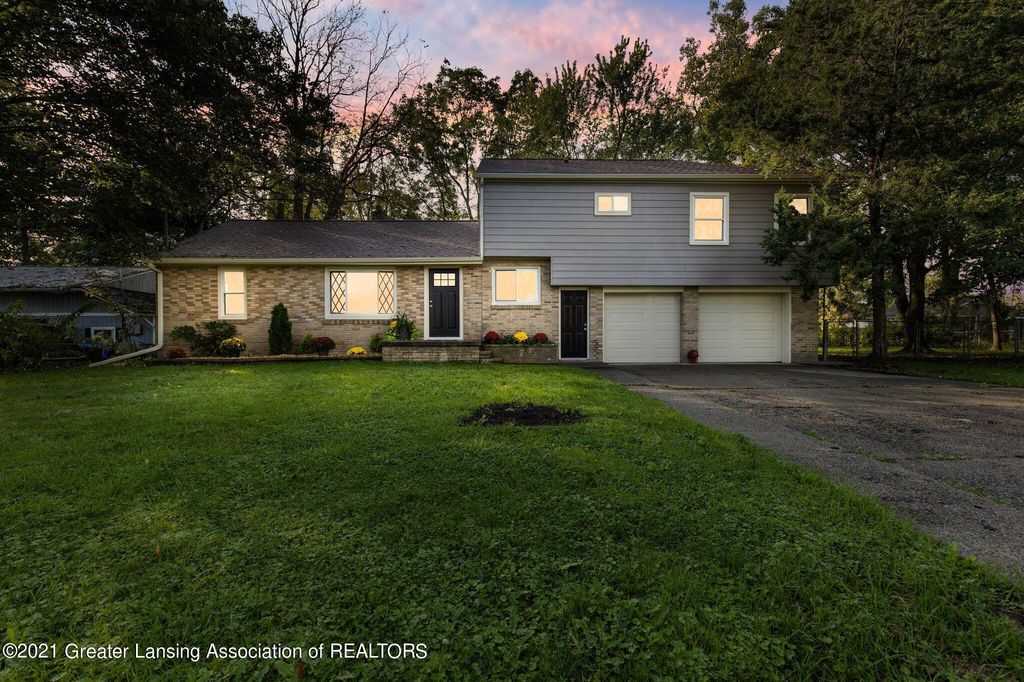 726 Sanford St, Lansing, MI 48906