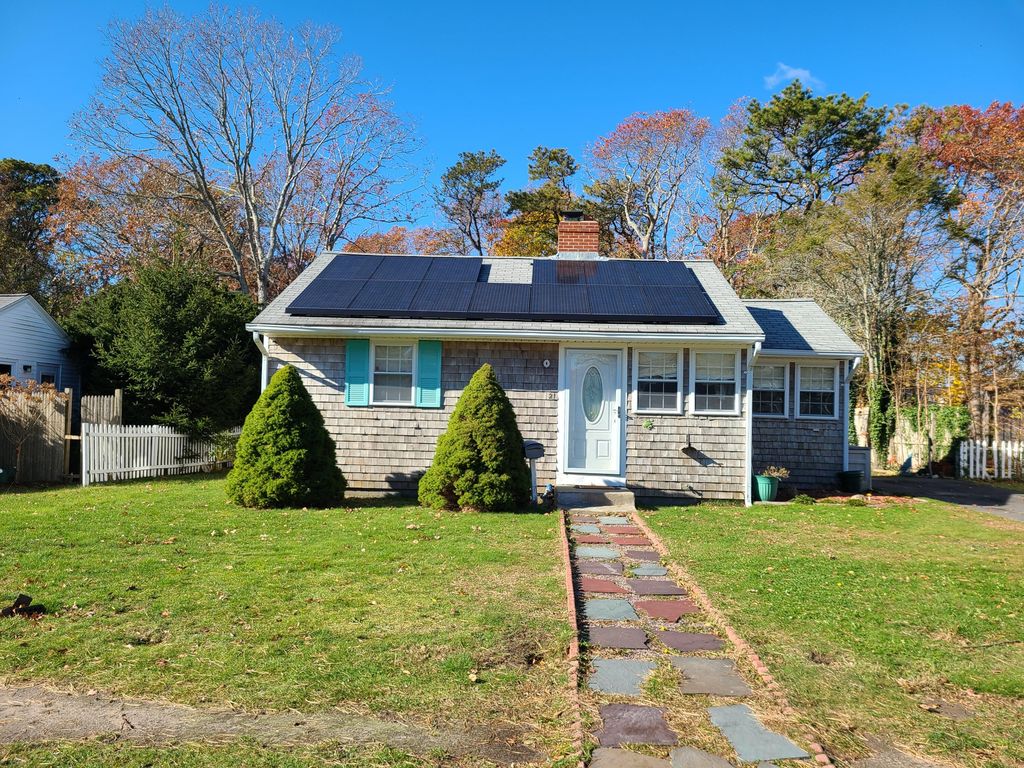 21 Pilgrim Ln, Hyannis, MA 02601
