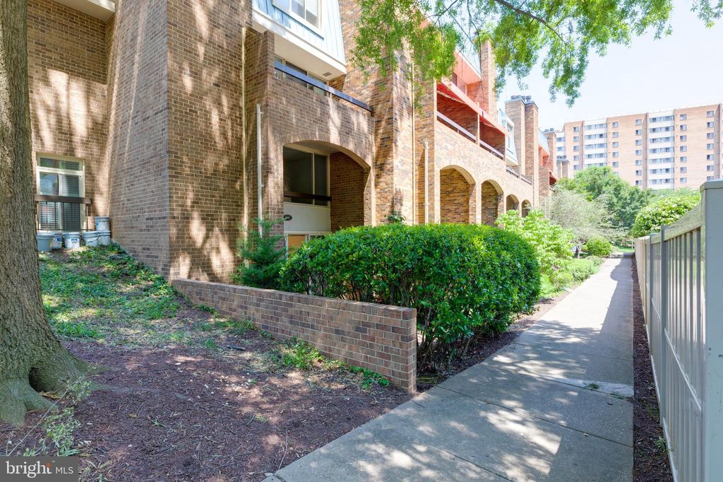 1761 S Hayes St 1, Arlington, VA 3 Bed, 2.5 Bath Townhouse 43