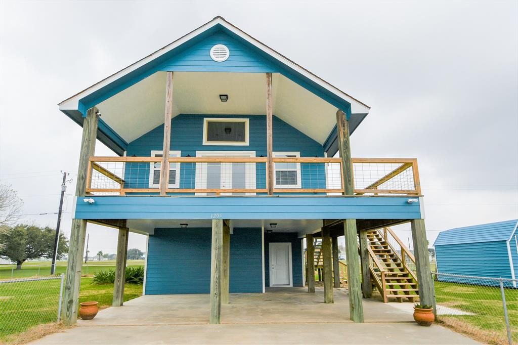 1205 Bayview Dr, Palacios, TX 77465