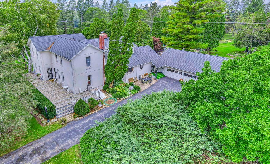 2466 Emmons Rd, Jackson, MI 49201