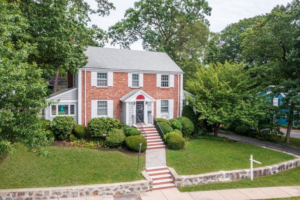 829 W Roxbury Pkwy, Brookline, MA 02467