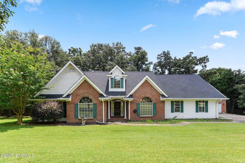270 Grand Cypress Dr, Meridian, MS 39305