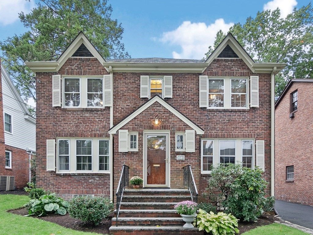 316 Russett Rd, Brookline, MA 02467