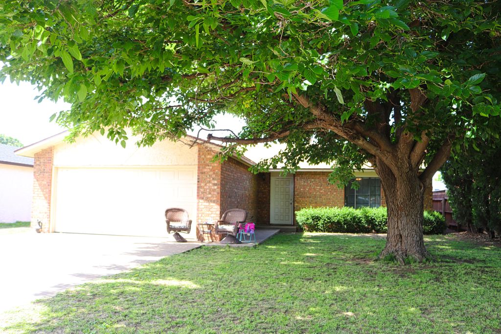 3911 Sides St, Plainview, TX 79072
