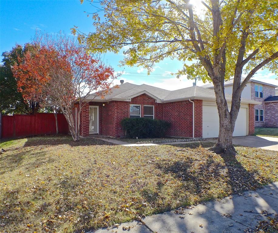 910 Salida Dr, Arlington, TX 76001
