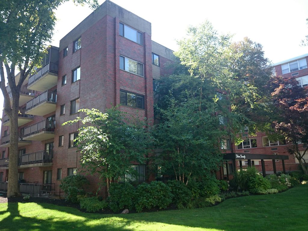 320 Hammond Pond Pkwy #301, Chestnut Hill, MA 02467