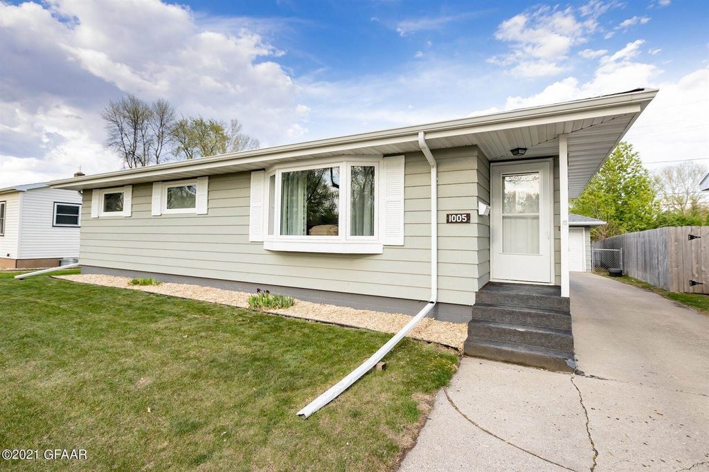 1005 S 19th St, Grand Forks, ND 58201