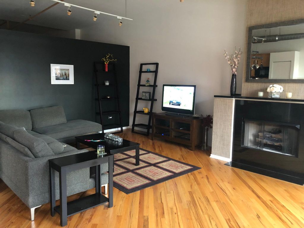226 N Clinton St, Chicago, IL 60661