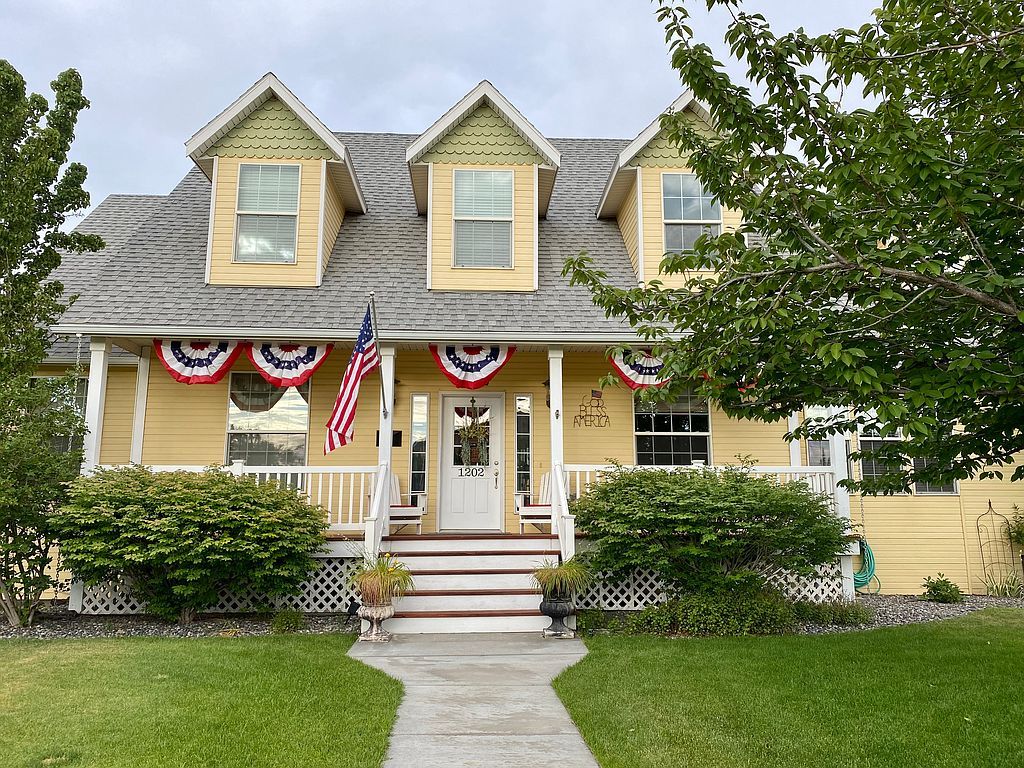 1202 S 45th Ave, West Richland, WA 99353