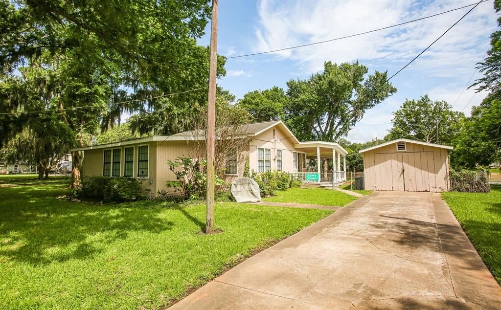 51 County Road 297, Bay City, TX 77414